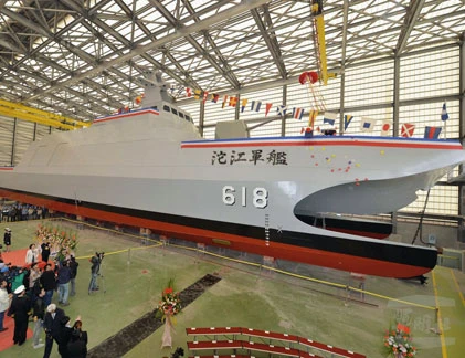 Cận cảnh chiến hạm 2 thân nguy hiểm của Đài Loan