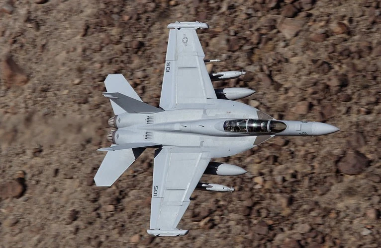 Soi máy bay chiến đấu Mỹ bị hỏng ở Biển Đông