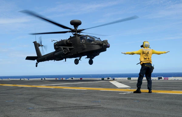 Cú hạ cánh lịch sử của AH-64E trên tàu chiến
