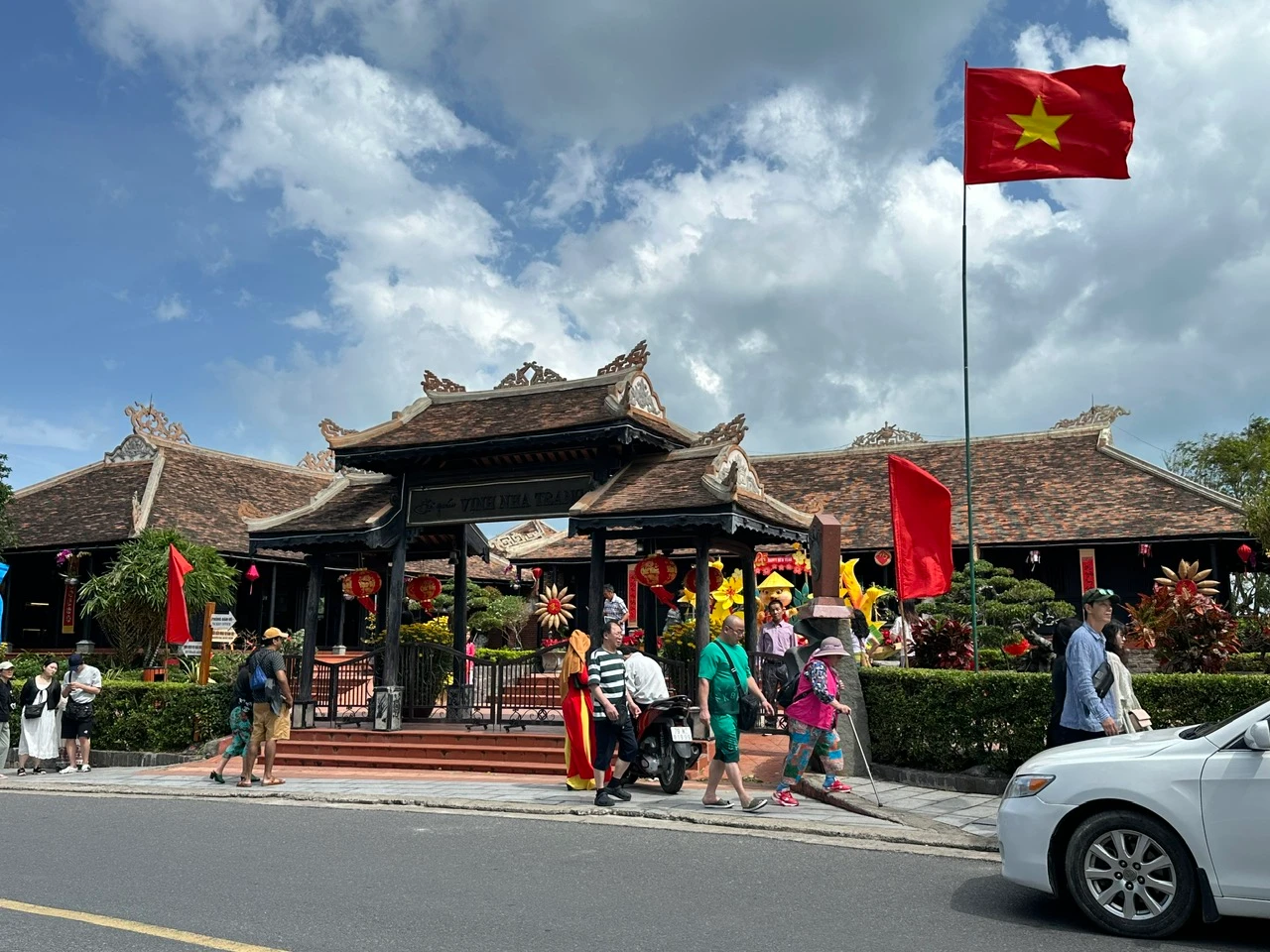 Rộn ràng sắc xuân trên phố biển Nha Trang xinh đẹp