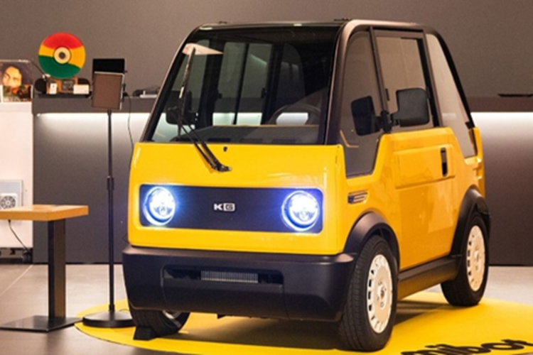 Xe có thể đạt tốc độ tối đa 60 km/h, đủ cho các hành trình ngắn trong nội đô. Xe được trang bị bộ pin 7,68 kWh, có thể sạc đầy trong khoảng 5 giờ qua nguồn điện xoay chiều AC 100V, tương thích với hầu hết các ổ cắm dân dụng tại Nhật. Xe có thể đạt tốc độ tối đa 60 km/h, đủ cho các hành trình ngắn trong nội đô. Xe được trang bị bộ pin 7,68 kWh, có thể sạc đầy trong khoảng 5 giờ qua nguồn điện xoay chiều AC 100V, tương thích với hầu hết các ổ cắm dân dụng tại Nhật.