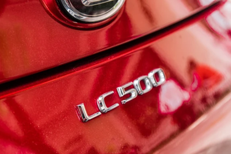 El Lexus LC 500 está equipado con un motor de gasolina V8 de 5.0 litros, de aspiración natural y 32 válvulas, que produce una capacidad máxima de 471 caballos de fuerza a 7.100 rpm y un par máximo de 540 Nm a 4.800 rpm. 8-7390.png