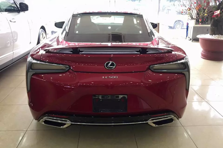 Además de este Lexus LC 500, en Vietnam hay otro Lexus LC Coupé pero es una versión híbrida, LC500h y se desconoce su ubicación. El precio del exclusivo Lexus LC 500 en Vietnam no ha sido revelado, solo que en los mercados extranjeros el automóvil tiene un precio de venta de 92.000 dólares. 3-4127.png