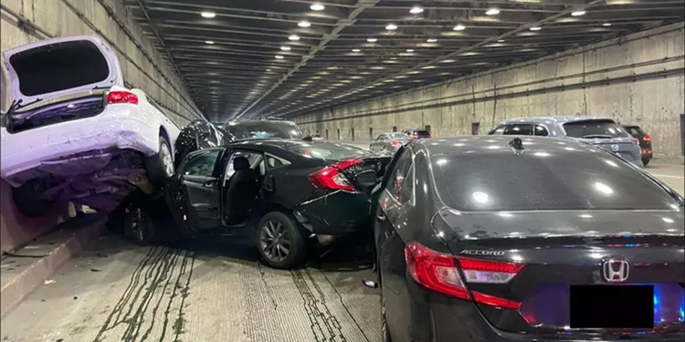 テスラ車が米国で複数の事故を引き起こす。当局への声明の中で、テスラの所有者は高速道路を走行中に、完全自動運転(FSD)ソフトウェアが突然車を停止させたと述べた。 2-3985.png