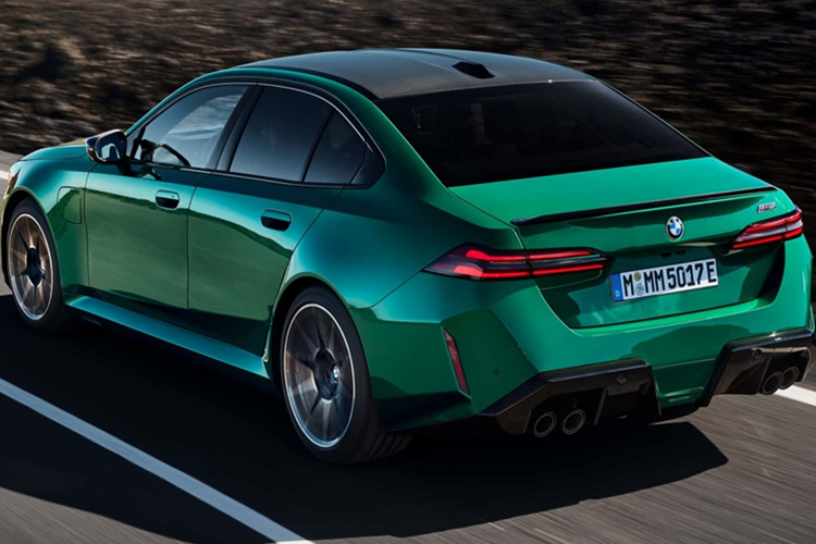 من حيث معدات السلامة، تتمتع سيارة BMW M5 موديل 2025 بميزات متطورة مثل مساعد القيادة (نظام تثبيت السرعة التكيفي، والحفاظ على المسار، والتوجيه النشط)، ومساعد ركن السيارة (مساعدة ركن السيارة مع كاميرا ثلاثية الأبعاد)، ومساعد الرجوع للخلف (يرجع للخلف تلقائيًا وفقًا للمسافة المقطوعة). 12-9806.png