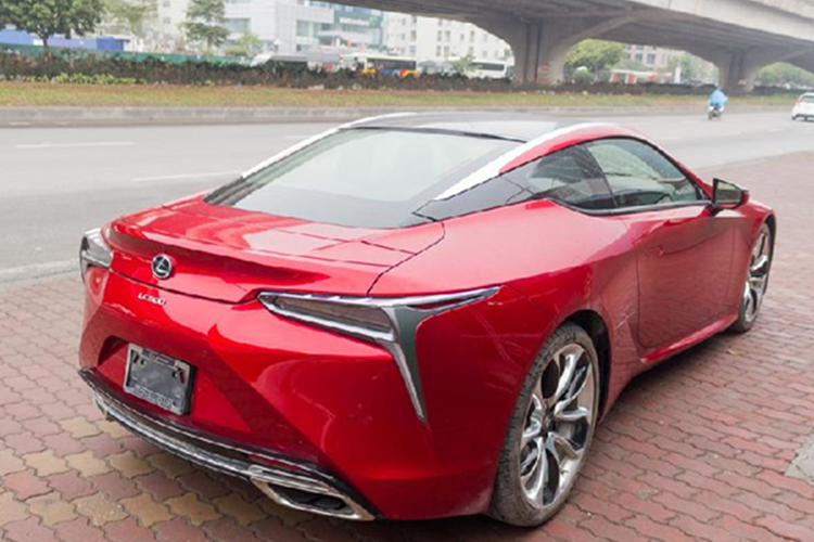 La potencia del motor se transmite a las ruedas traseras a través de una transmisión automática de 10 velocidades, gracias a la cual el exclusivo Lexus LC 500 Sports Coupe en Vietnam solo tarda 4,4 segundos en acelerar hasta los 100 km/h desde parado antes de alcanzar una velocidad máxima de 270 km/h. 7-6421.png