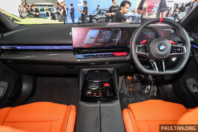 تتميز سيارة BMW M5 موديل 2025 بتصميمها الديناميكي الهوائي القوي بما في ذلك: مداخل هواء كبيرة، وشبكة المبرد BMW Iconic Glow مع إطار أسود لامع، وحزمة M Carbon (بما في ذلك السقف، ومرايا الرؤية الخلفية، والجناح)، وعجلات M المعدنية مقاس 20 بوصة في الأمام و21 بوصة في الخلف. 6-4755.png
