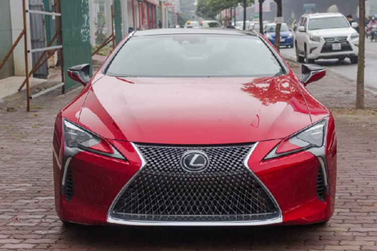 El fin de semana pasado, cerca de la Ópera de Ciudad Ho Chi Minh, apareció un coche extraño, era el deportivo de lujo Lexus LC 500, del que solo hay uno en el mercado vietnamita, y han pasado muchos años desde que el coche reapareció. 1-6066.png