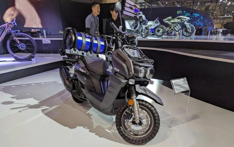 ម៉ូតូ Yamaha Zuma 125 ដែលគេស្គាល់ថា BWS 125 ត្រូវបានកែលម្អដោយក្រុមហ៊ុនផលិតរថយន្តជប៉ុន ដោយលុបបំបាត់ម៉ាស៊ីនចំហេះខាងក្នុង ដើម្បីក្លាយជាម៉ូតូដើរដោយថាមពលអ៊ីដ្រូសែនដំបូងបង្អស់របស់ក្រុមហ៊ុន។ z6725813224437-2826840c0a410acd2d275c961f509b8d.jpg