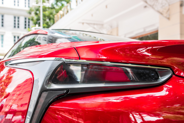 Completando la parte trasera del vehículo, este deportivo de lujo tiene un grupo de luces traseras LED de diseño exclusivo. Por último, hay llantas de aleación cromadas de 20-21 pulgadas. Al ingresar a la cabina, el Lexus LC 500 cuenta con asientos de cuero de primera calidad, un sistema de entretenimiento con una pantalla de 10.3 pulgadas conectada a un grupo de paneles táctiles. Algunos detalles como la consola central y el tablero están elaborados por los famosos artesanos Takumi de Lexus. 6-9054.png
