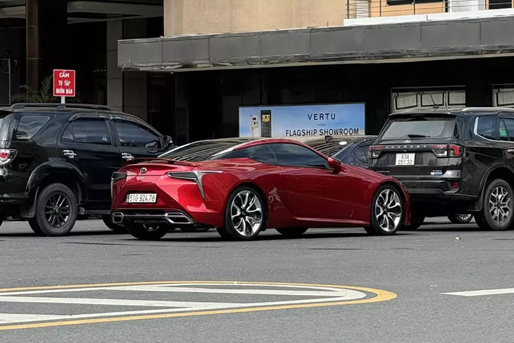 Este Lexus LC 500 es rojo y la última vez que el coche fue compartido en las redes sociales fue hace unos años, con polvo cubriendo el exterior del coche. 2-6750.png