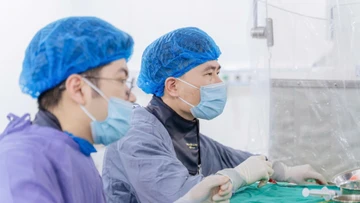 Vỡ dị dạng động tĩnh mạch, nam bệnh nhân 49 tuổi suýt tử vong