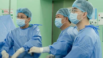 Tiểu ra hơi, cặn thức ăn, bệnh nhân rò đại tràng sigma – bàng quang phức tạp