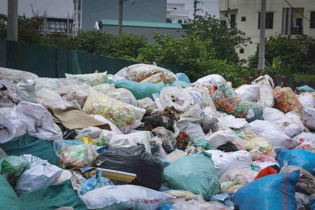 Tại xã La Phù (huyện Hoài Đức, Hà Nội), người dân phát hiện hơn 20 tấn bánh kẹo còn hạn sử dụng bị chất đống ven đường 1.jpg