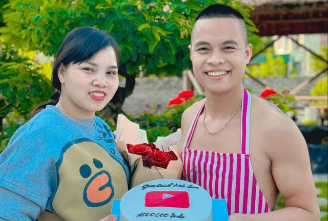 Ngày 16/6, TikToker Hải Sen bị khởi tố, bắt tạm giam vì tội "buôn bán hàng giả là thực phẩm" khi bán hơn 100.000 chai "Siro ăn ngon Hải Bé". Ảnh: Hải Sen Vlog/Facebook. Ngày 16/6, TikToker Hải Sen bị khởi tố, bắt tạm giam vì tội "buôn bán hàng giả là thực phẩm" khi bán hơn 100.000 chai "Siro ăn ngon Hải Bé". Ảnh: Hải Sen Vlog/Facebook.