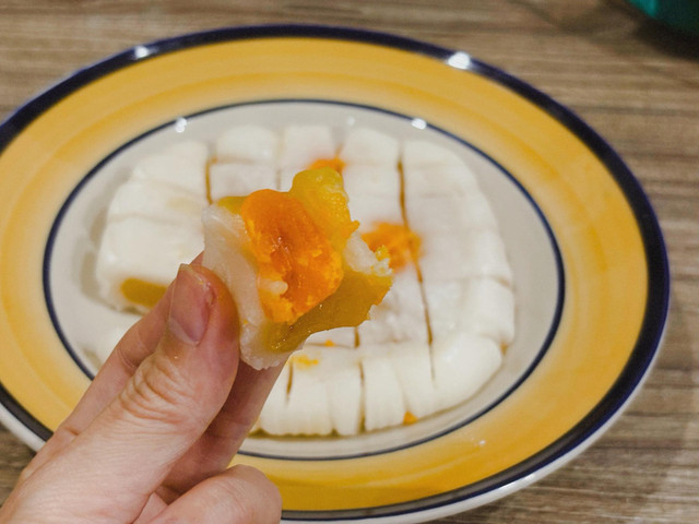 Bánh Trung thu được ép dẹt rồi thưởng thức. 2-1411.jpg