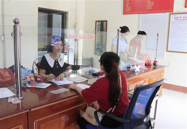 Cán bộ phường Minh Tân, thành phố Yên Bái (Yên Bái), phục vụ nhân dân trước ngày sáp nhập. Ảnh: Đinh Thùy/TTXVN Cán bộ phường Minh Tân, thành phố Yên Bái (Yên Bái), phục vụ nhân dân trước ngày sáp nhập. Ảnh: Đinh Thùy/TTXVN