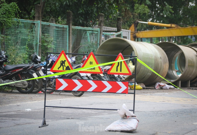 Ghi nhận trong ngày 30/6, biển cảnh báo tạm bợ được đặt trên công trường khu vực đường gom đại lộ Thăng Long. Nhiều bất cập tại dự án 'nút giao' gần 2.400 tỷ đồng ở Hà Nội ảnh 6