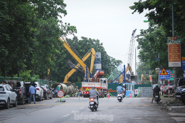 Đặc biệt, nhà thầu chưa bố trí đầy đủ hệ thống chiếu sáng ban đêm tại vị trí rào chắn cũng như không cử người hướng dẫn giao thông tại hiện trường, tiềm ẩn nguy cơ mất an toàn cho người và phương tiện lưu thông. Nhiều bất cập tại dự án 'nút giao' gần 2.400 tỷ đồng ở Hà Nội ảnh 5