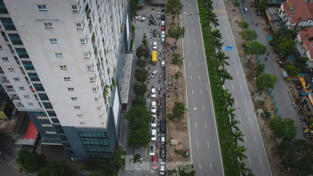 Ngoài ra, Thanh tra Sở cũng yêu cầu Ban Quản lý dự án đầu tư xây dựng công trình dân dụng thành phố Hà Nội - chủ đầu tư dự án - tăng cường kiểm tra, đôn đốc nhà thầu, đồng thời phối hợp với lực lượng chức năng như CSGT, công an sở tại để xử lý triệt để các hành vi vi phạm, đảm bảo tuyệt đối an toàn giao thông khu vực. Nhiều bất cập tại dự án 'nút giao' gần 2.400 tỷ đồng ở Hà Nội ảnh 12