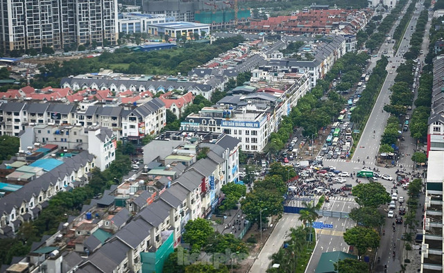 Tình trạng ùn tắc thường xuyên diễn ra vào giờ cao điểm do không có người hướng dẫn giao thông tại nút giao. Nhiều bất cập tại dự án 'nút giao' gần 2.400 tỷ đồng ở Hà Nội ảnh 9