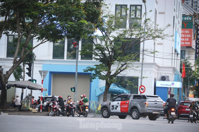 Trước thực trạng trên, Thanh tra Sở Xây dựng Hà Nội đã chỉ đạo Đội Thanh tra xây dựng Hoài Đức làm việc trực tiếp với nhà thầu, yêu cầu đơn vị thi công nhanh chóng khắc phục các tồn tại, thực hiện nghiêm các nội dung trong giấy phép thi công. Nhiều bất cập tại dự án 'nút giao' gần 2.400 tỷ đồng ở Hà Nội ảnh 10
