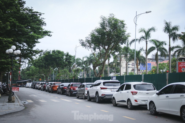 Các phương tiện dừng đỗ dọc tuyến đường rẽ ra ngã tư Thiên Phúc gây ảnh hưởng lớn tới giao thông khu vực. Nhiều bất cập tại dự án 'nút giao' gần 2.400 tỷ đồng ở Hà Nội ảnh 8