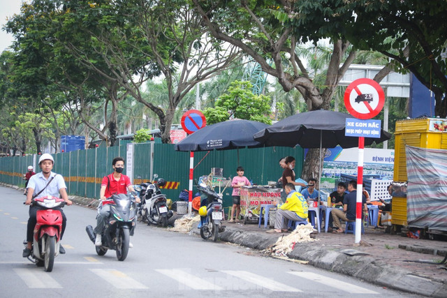 Không những vậy, khu vực đường gom Đại lộ Thăng Long (rẽ phải vào đường An Khánh, tại Km 9+500) đã có biển cấm đỗ nhưng tình trạng ô tô, xe tải, container dừng đỗ sai quy định vẫn diễn ra thường xuyên. Nhiều bất cập tại dự án 'nút giao' gần 2.400 tỷ đồng ở Hà Nội ảnh 7