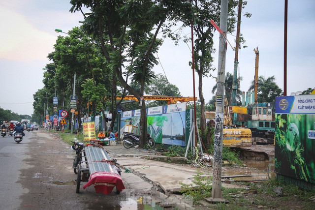 Tuy nhiên, hiện đang có nhiều bất cập đảm bảo an toàn tại công trường nút giao nghìn tỷ này. Nhiều bất cập tại dự án 'nút giao' gần 2.400 tỷ đồng ở Hà Nội ảnh 3