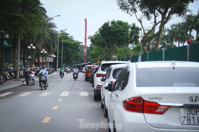 Nhà thầu cũng được yêu cầu cam kết không tập kết vật liệu, phương tiện ngoài phạm vi công trường, đồng thời phải đảm bảo đầy đủ các biện pháp an toàn giao thông, an toàn lao động và vệ sinh môi trường. Mọi sự cố xảy ra sẽ do chủ đầu tư và nhà thầu hoàn toàn chịu trách nhiệm trước pháp luật. Nhiều bất cập tại dự án 'nút giao' gần 2.400 tỷ đồng ở Hà Nội ảnh 11