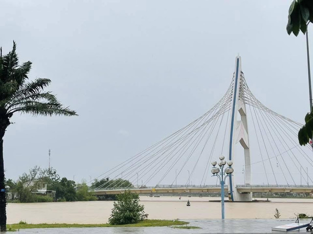 Mưa lớn kéo dài khiến mực nước trên sông dâng cao. 2-9219.jpg