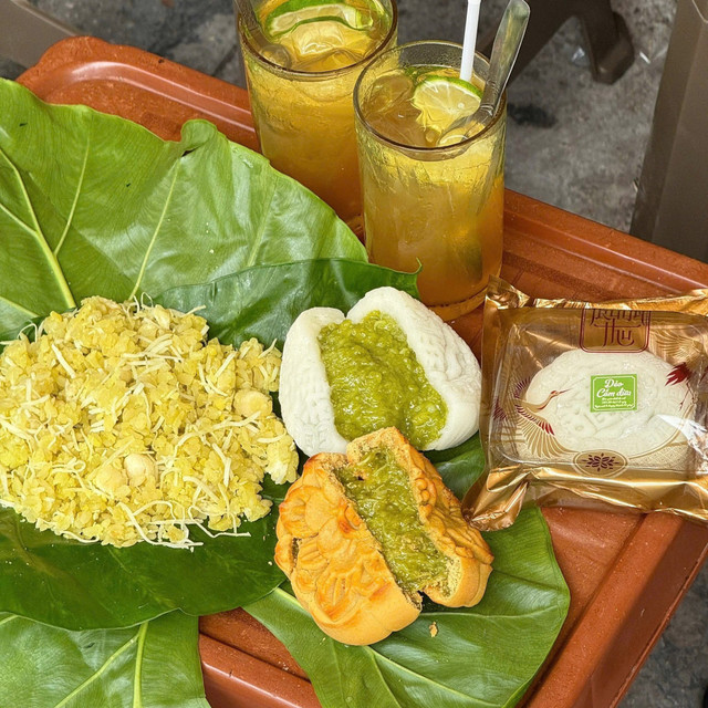 Bánh Trung thu cốm xào được nhiều người săn lùng. 1-7074.jpg
