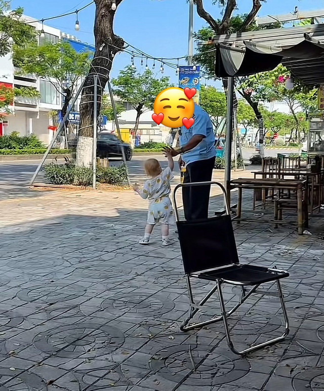 Ê Phở mạnh dạn chạy lại đập tay với một bác bảo vệ. em-be-tay-6.jpg