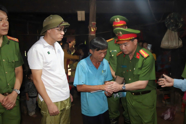 Đoàn công tác hỗ trợ, động viên thân nhân sớm ổn định cuộc sống. Ảnh: Văn Điệp ca-1.jpg