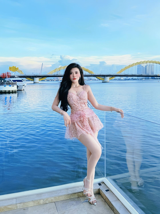 Khi còn là sinh viên trường Luật, hot girl xứ Nghệ sở hữu vẻ đẹp thơ ngây, kẹo ngọt. Hiện tại, cô nàng theo đuổi phong cách nữ tính pha nét quyến rũ, gợi cảm. (Ảnh: IGNV) 10-4127.jpg