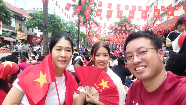 Từ sáng sớm, những con phố quanh quảng trường Ba Đình đã đông đúc người dân đi xem sơ duyệt diễu binh. 4-8790.jpg