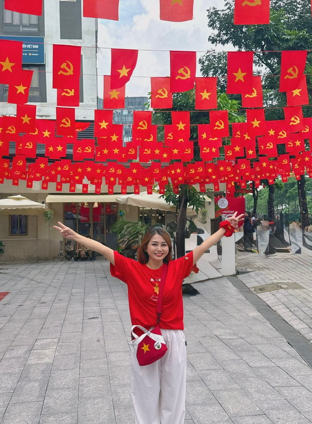 Chị Thanh Hương (Hà Nội) có mặt từ sớm để theo dõi lễ sơ duyệt diễu binh. 2-4210.jpg