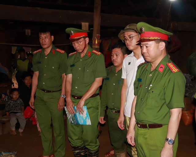 Đoàn công tác đến thăm hỏi, động viên gia đình các nạn nhân. Ảnh: Văn Điệp ca-2.jpg
