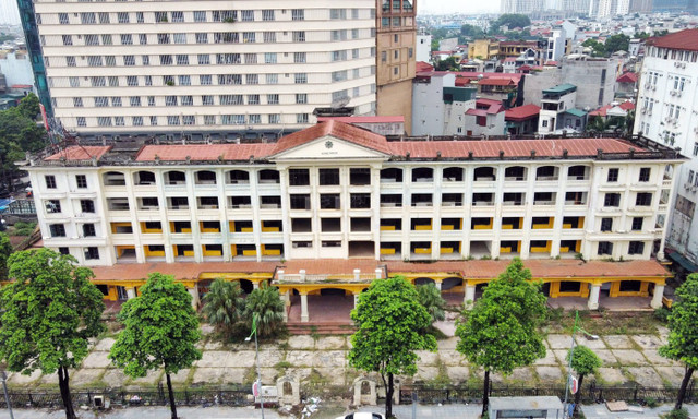 Hiện trên khu đất này là khách sạn Sông Nhuệ cao 5 tầng bị bỏ hoang suốt nhiều năm nay. Hiện trên khu đất này là khách sạn Sông Nhuệ cao 5 tầng bị bỏ hoang suốt nhiều năm nay.