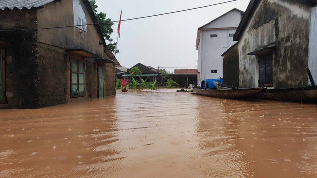 Nước ngập vào tận nhà, 1 số hộ dân đã phải di chuyển bằng ghe, thuyền. 6.jpg