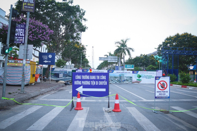 Hơn một tháng nay, công nhân cùng nhiều máy móc đã bắt đầu thi công dự án nút giao khác mức giữa đường Vành đai 3,5 với Đại lộ Thăng Long. Nhiều bất cập tại dự án 'nút giao' gần 2.400 tỷ đồng ở Hà Nội ảnh 2