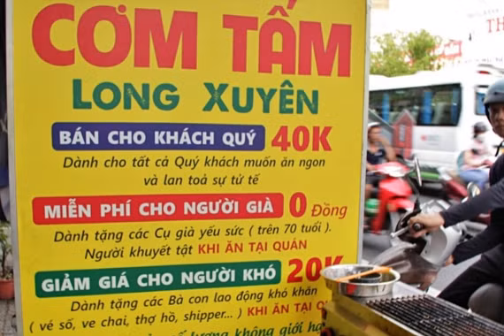 Thấy người nghèo không dám mua cơm, U50 mở quán ăn có cách tính tiền đặc biệt