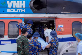 Khẩn cấp cấp cứu đường không đưa bệnh nhân nguy kịch từ đảo Sinh Tồn về đất liền điều trị.