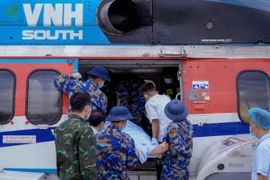 Khẩn cấp cấp cứu đường không đưa bệnh nhân nguy kịch từ đảo Sinh Tồn về đất liền điều trị.
