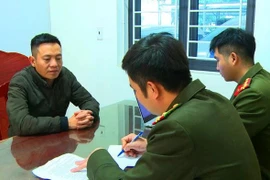 Công an lấy lời khai của Hoàng Văn Toàn - Ảnh: Công an tỉnh Thanh Hóa cung cấp