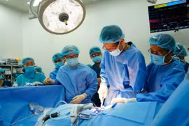 Ê - kíp y bác sĩ thực hiện ca phẫu thuật ghép thận ở Bệnh viện Nhi đồng 1 ẢNH: BVCC