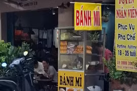 Một xe bán bánh mì trước số nhà 451/9 Tô Hiến Thành, phường Diên Hồng, TP HCM.