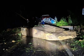 Đá lớn rơi từ trên núi xuống đường.