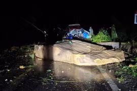 Đá lớn rơi từ trên núi xuống đường.