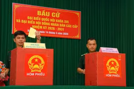 Chiến sĩ Tiểu đoàn Huấn luyện - Cơ động 1 bỏ phiếu bầu cử.